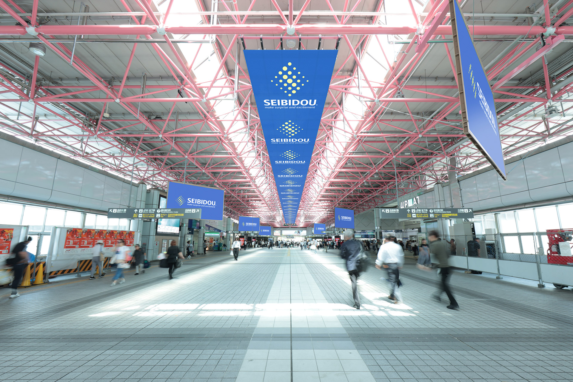 金山総合駅のリニューアルに伴い、全長67mの透過型LEDをはじめ大規模デジタルサイネージを構築