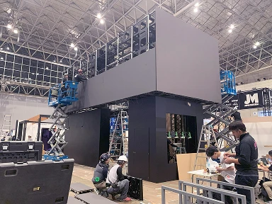 モニター設置サービスで作業員が現場に設置してる画像
