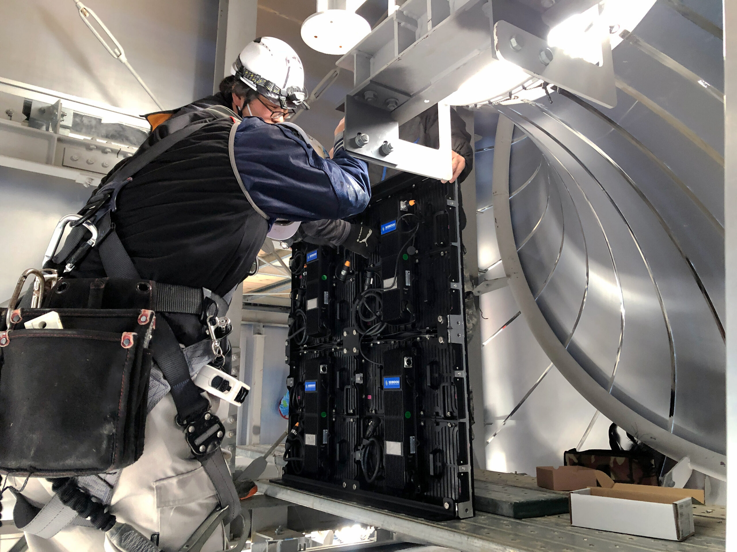 LEDビジョンを点検するスタッフ 画像