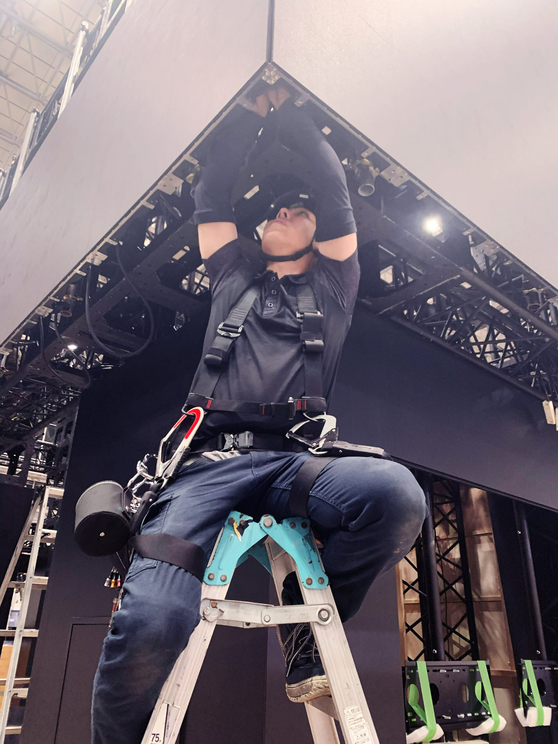 LEDビジョンを点検するスタッフ 画像