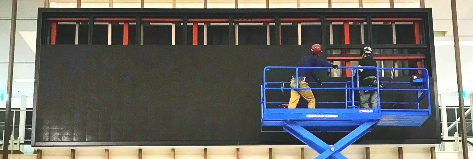 LEDビジョン点検の様子 画像