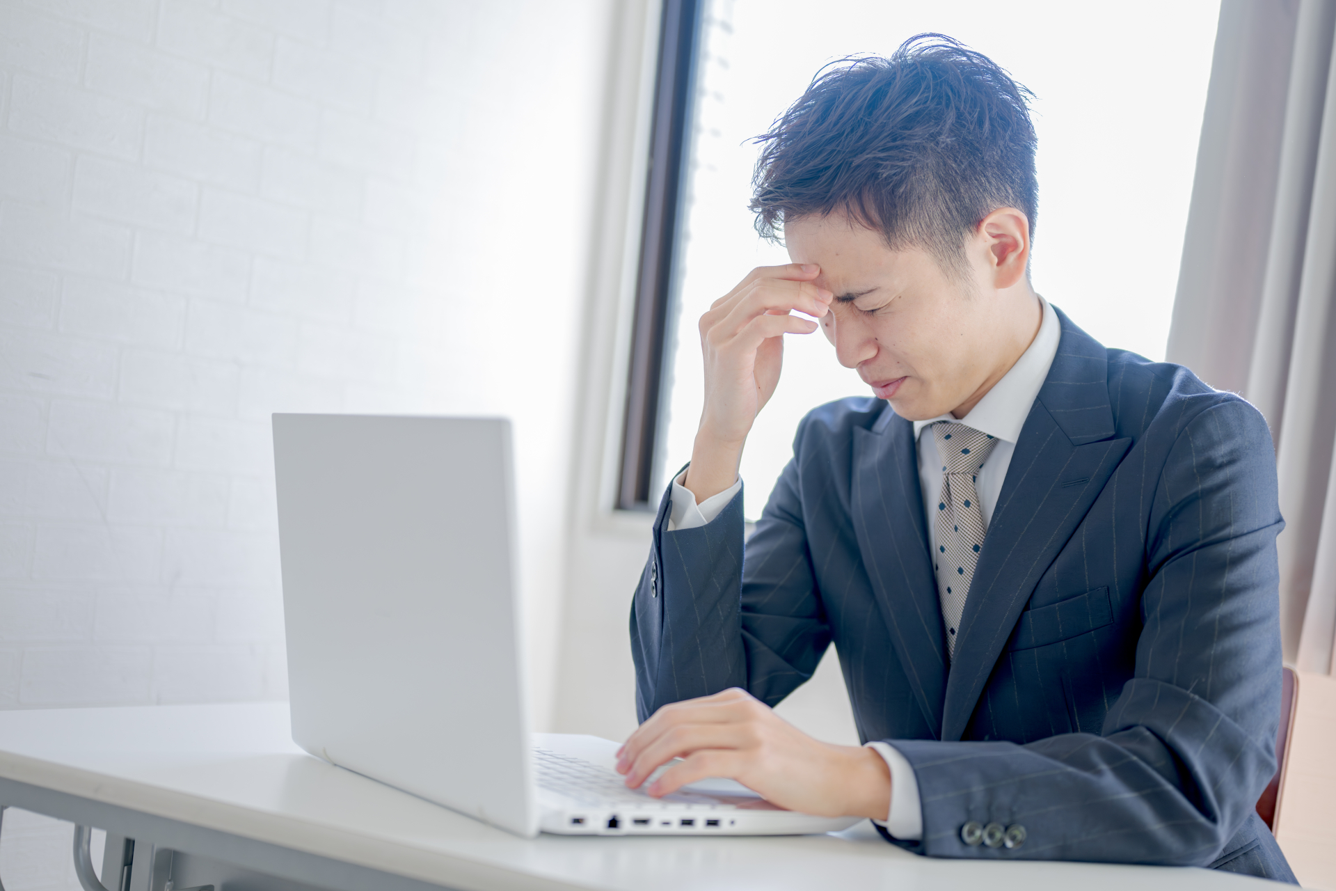 悩むビジネスオーナー イメージ